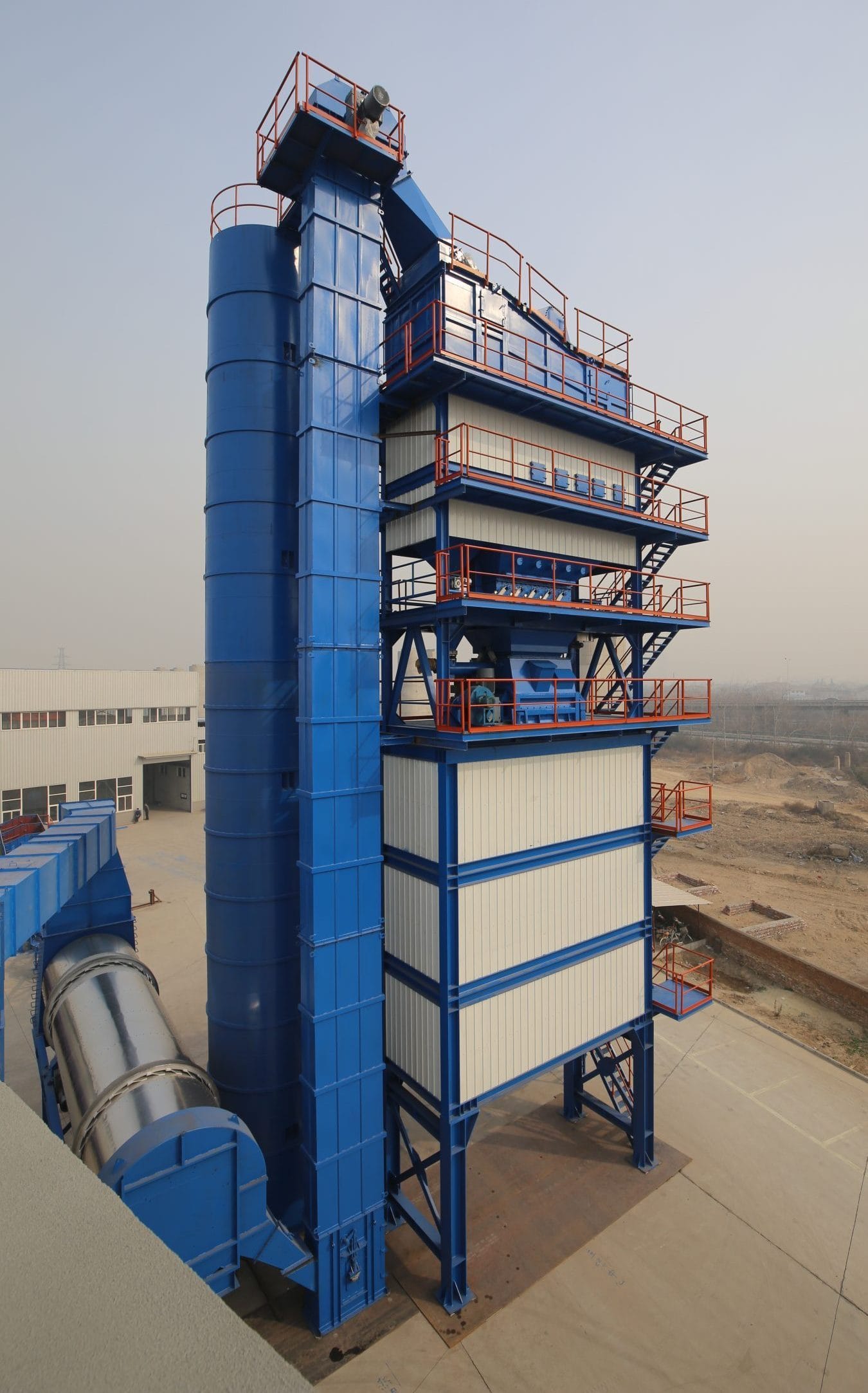 320 TPH asphalt batching plant offering high reliability for large-scale roadworks in Russia.