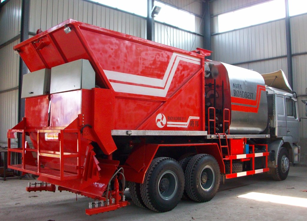 High-performance asphalt synchronous chip sealer for effective road sealing