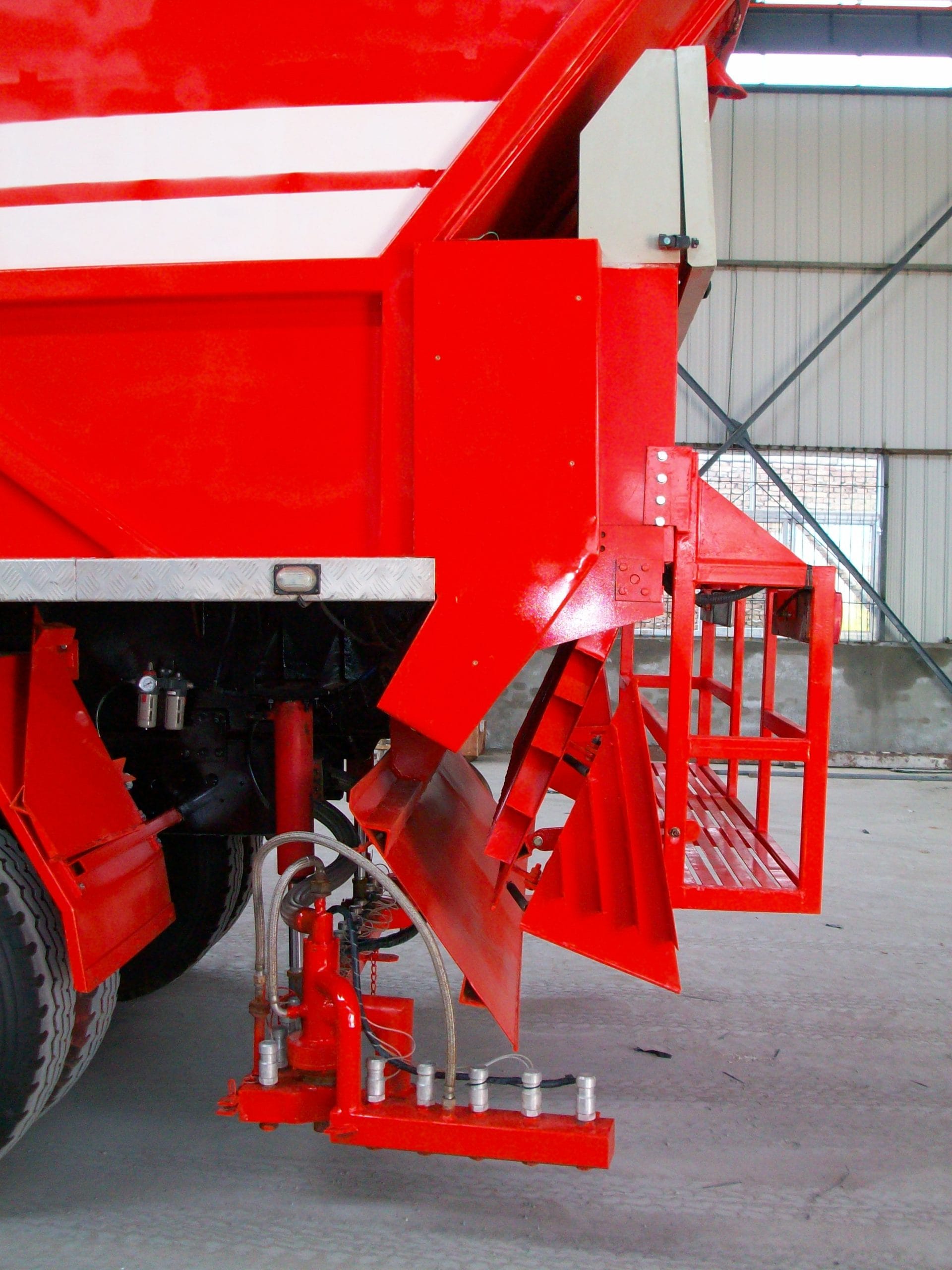 Cost-effective asphalt synchronous chip sealer for efficient road construction.