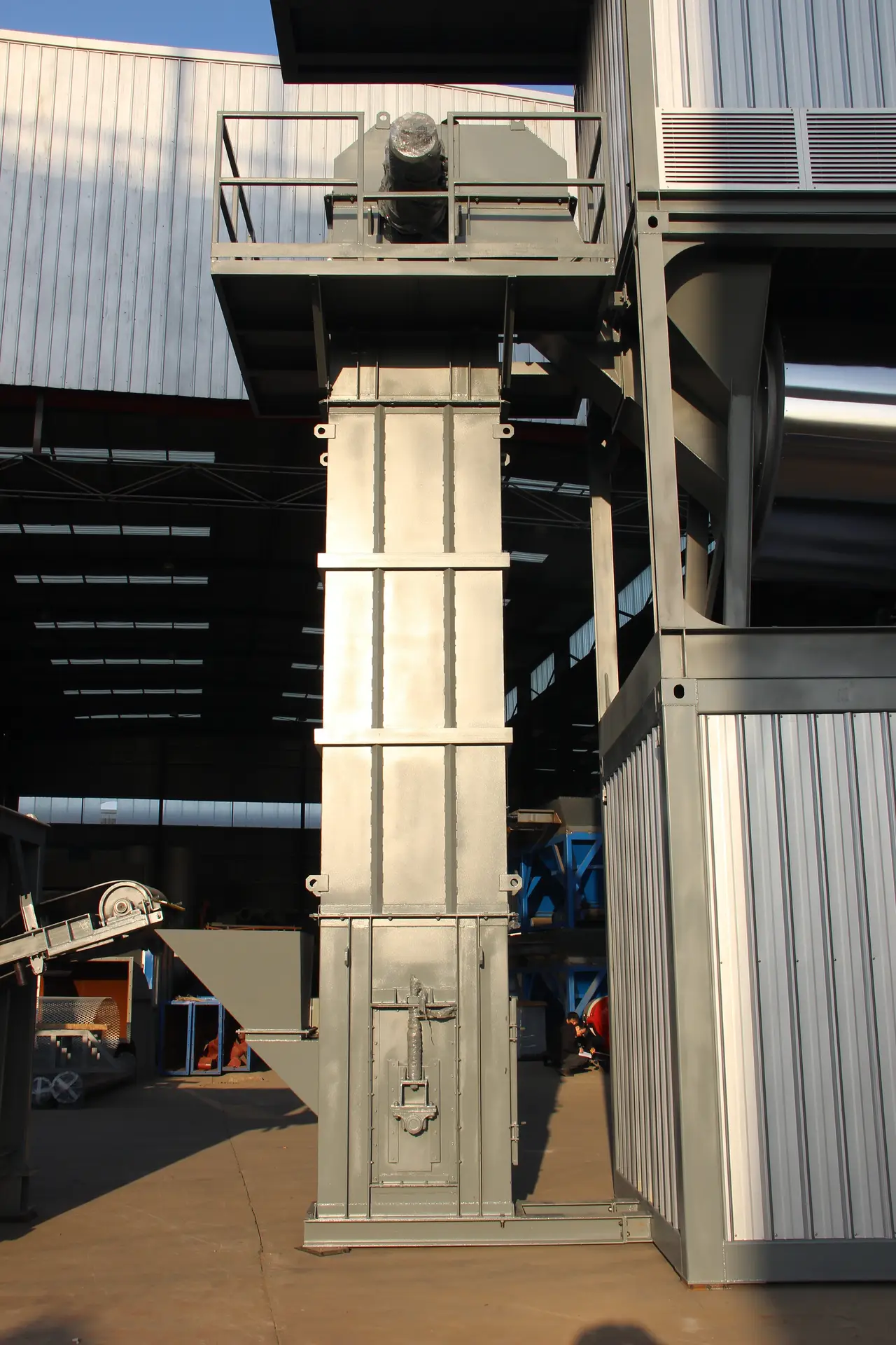 Cold aggregate supply system with bucket elevator for compact layout in RoadBest JLB-Series Asphalt Plant for Sale