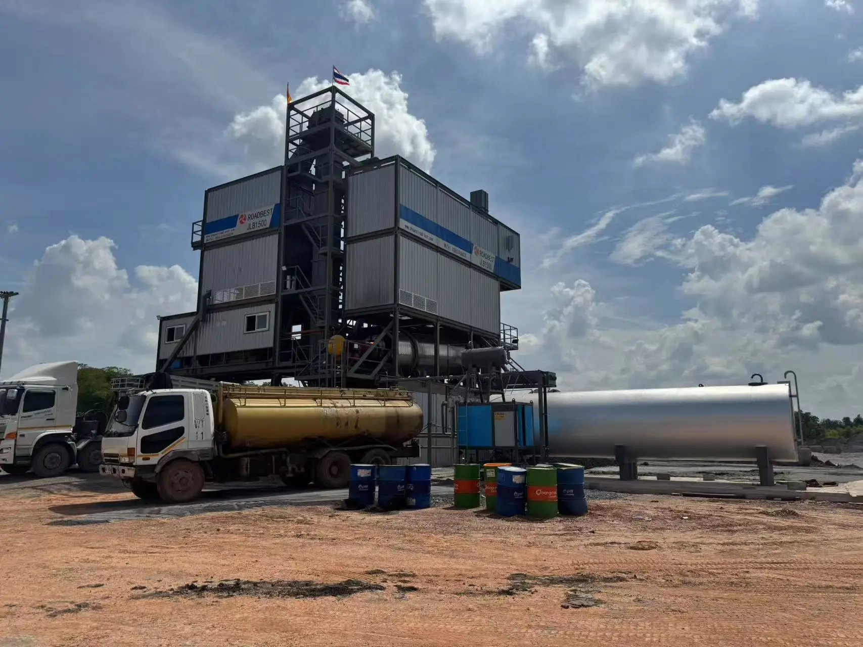 Shaanxi Roadbest JLB-series foundationless asphalt mixing plant installed in Thailand.